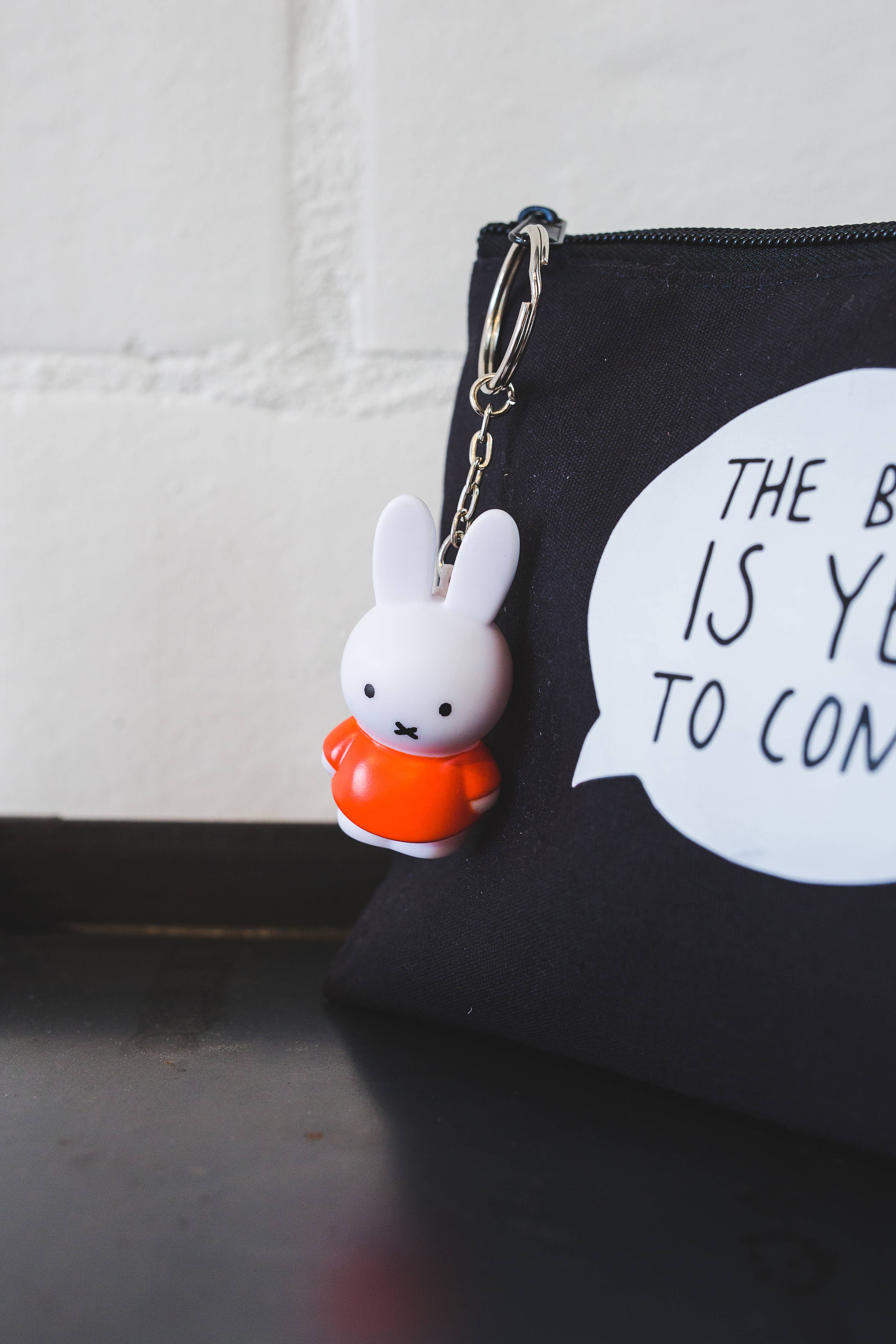 LondonTreeHouses™ – Classic Bunny Keyring (Red, 6cm)