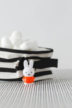 LondonTreeHouses™ – Classic Bunny Keyring (Red, 6cm)